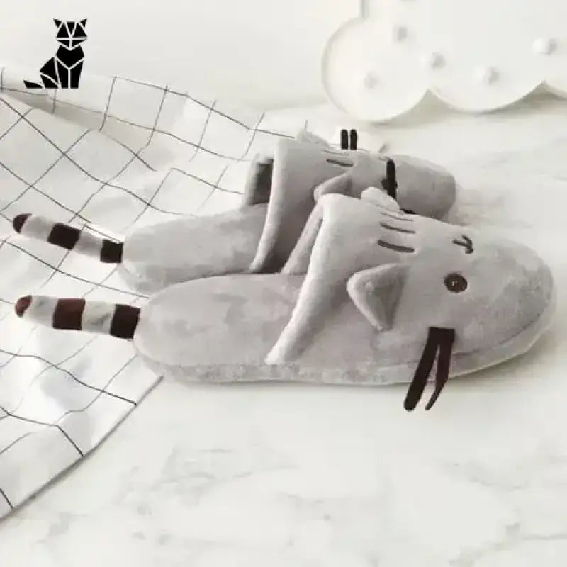 Kapcie Damskie Kotki – Uroczy Styl i Wygoda Plusz Szary Szop Pracz