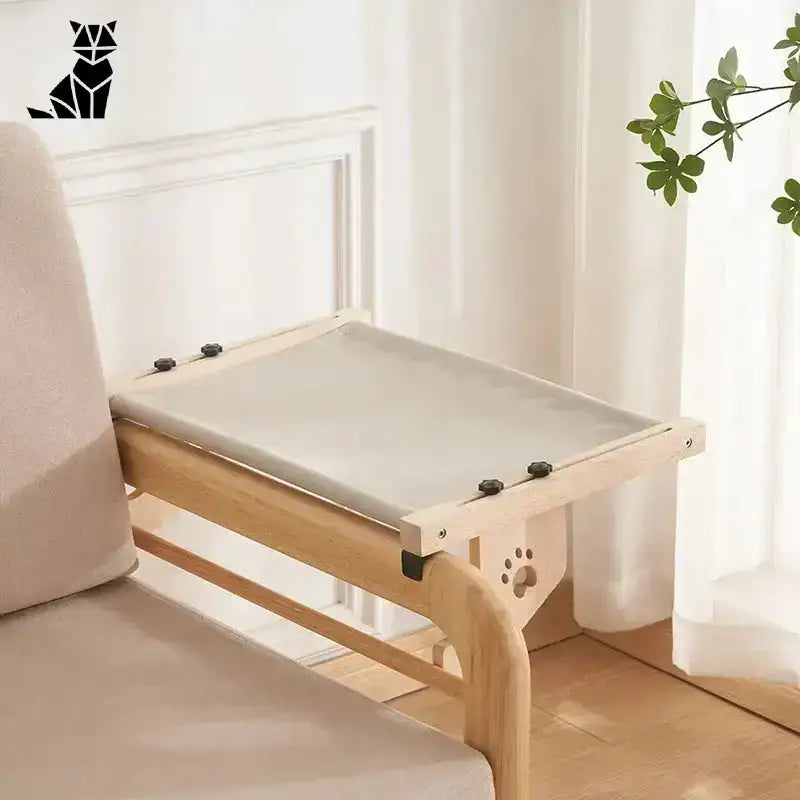 Legowisko dla Kota na Balkon Komfortowe i Stylowe światło Drewno Podłokietnik