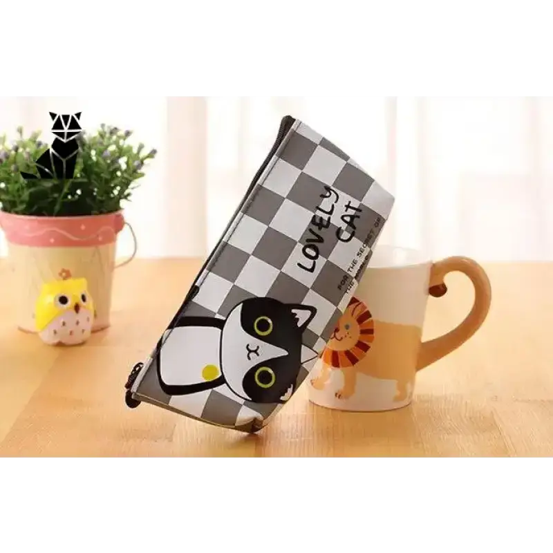 Piórnik z Motywem Kota Kawaii do Szkoły Model 3 Czarny Biały w Kratkę